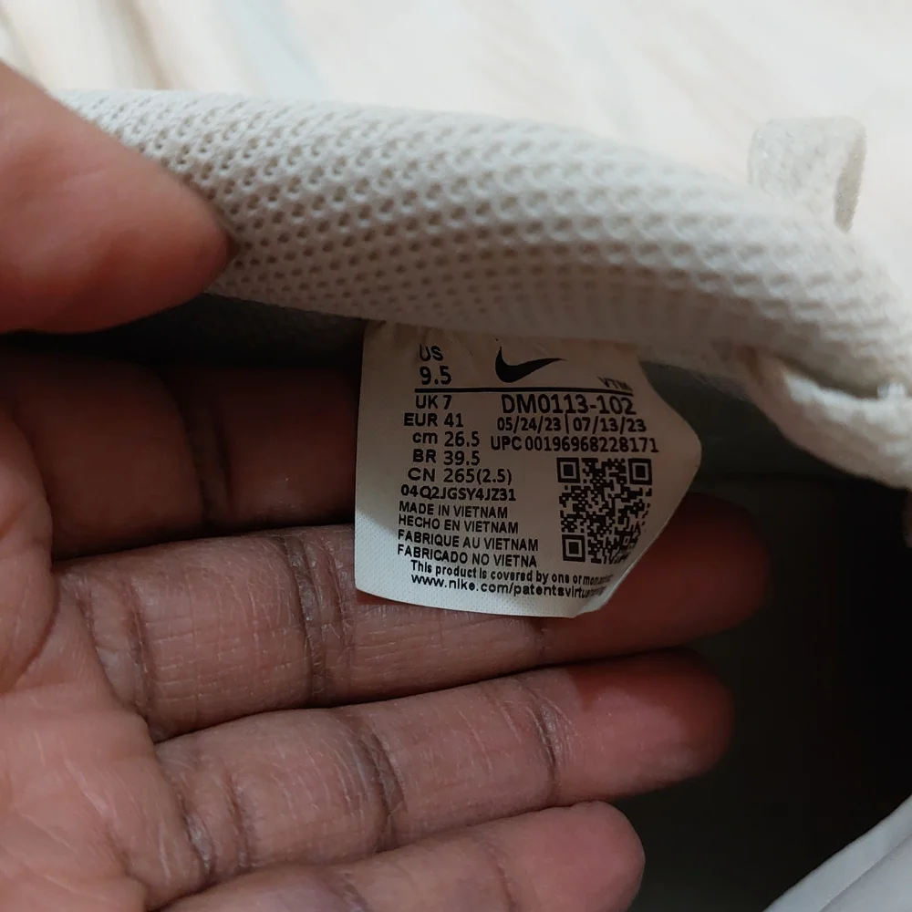 Nike Women's Sneakers in Cream and Navy - Picture 16 of 16